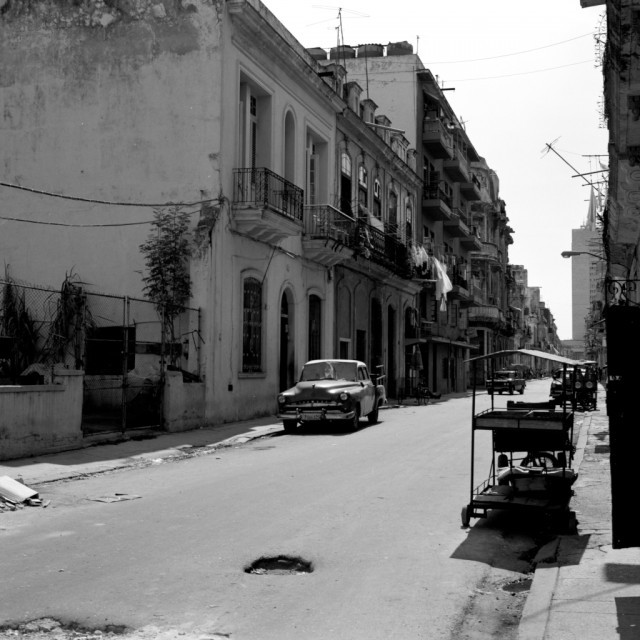 Photo: The same intersection on Avenida De Italia, looking towards Central Havana (Centro Habana) rather than towards Old Havana (Habana Vieja)